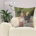 Coussin Besties Script moderne Best Friends Photo Elegant<br><div class="desc">Présentant ce meilleur script moderne meilleurs amis photo coussin, l'ajout parfait à tout espace confortable. Doté d'une belle police de caractères moderne, ce coussin présente le mot "Besties" en caractères gras et élégants. La photo de deux meilleurs amis ajoute une touche sentimentale, faisant de ce coussin un cadeau idéal pour...</div>