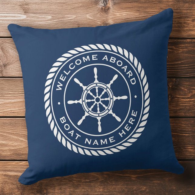 Coussin Bienvenue à bord du nom de bateau roue du bateau n (Welcome aboard boat name nautical ship's wheel throw pillow)