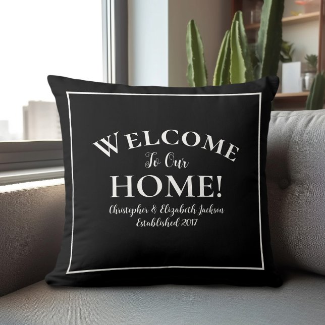 Coussin Bienvenue à la maison calligraphie chic noir et bl (Welcome Home Custom Black & White Chic Calligraphy Throw Pillow)
