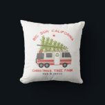 Coussin Big Sur Christmas Tree Farm Camping Vintage RV<br><div class="desc">Illustration d'un camping-car rétro décoré de lumières de Noël,  de couronnes et d'arbres de Noël attachés au sommet. Texte dit,  "Big Sur California Christmas tree farm" "couper et transporter"</div>