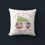 Coussin Big Sur Christmas Tree Farm Camping Vintage RV<br><div class="desc">Illustration d'un camping-car rétro décoré de lumières de Noël,  de couronnes et d'arbres de Noël attachés au sommet. Texte dit,  "Big Sur California Christmas tree farm" "couper et transporter"</div>