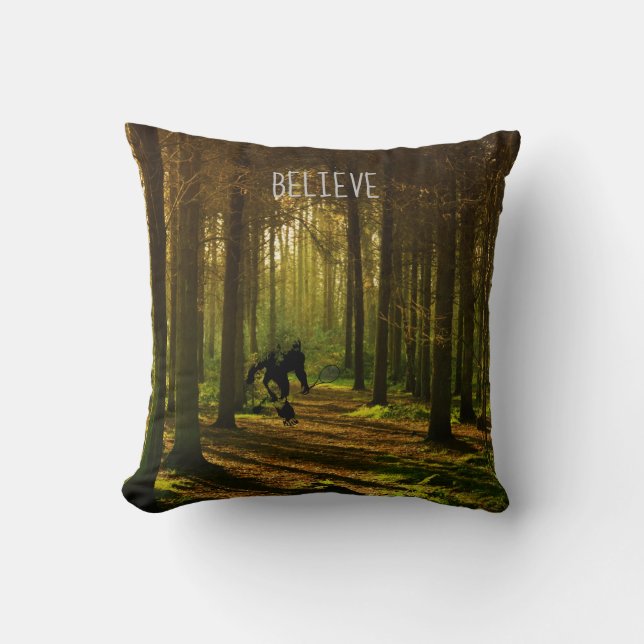 Coussin Bigfoot avec raquette de tennis et texte en forêt (Recto)