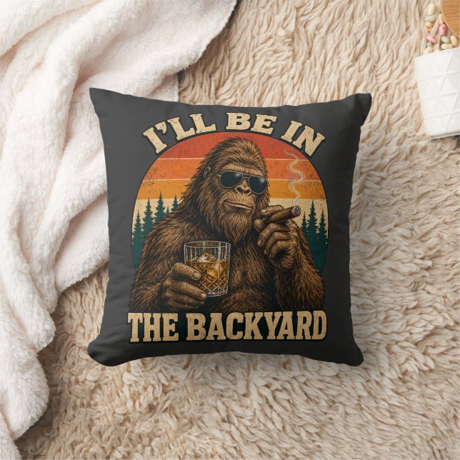 Coussin Bigfoot Backyard Whiskey & Cigar Retro Sunset  (Couverture)