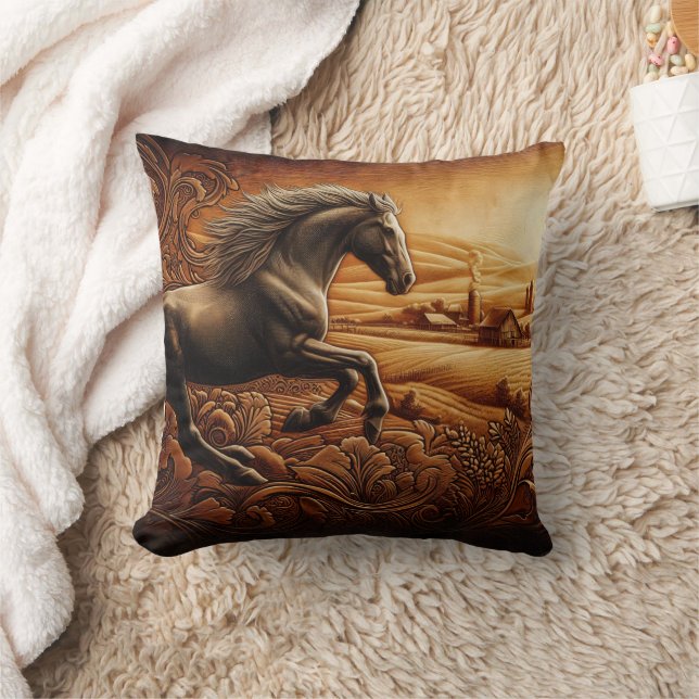 Coussin Black Horse Galloping dans les champs d'or (Couverture)