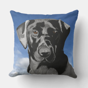 Coussin Black Labrador contre le ciel bleu