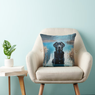 Coussin Black Labrador Retriever Dans Lake Water