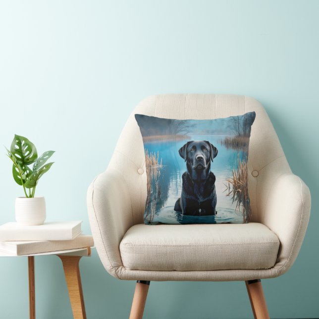 Coussin Black Labrador Retriever Dans Lake Water (Chaise)
