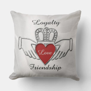 Coussin blanc de Claddagh d'amitié d'amour de