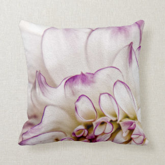 Coussin blanc et pourpre de fleur de dahlia