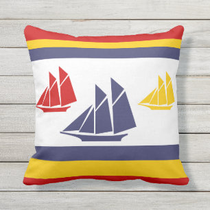 coussin blanc marine bleu, jaune et rouge voilier