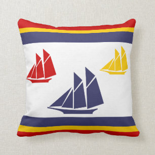 coussin blanc marine bleu, jaune et rouge voilier