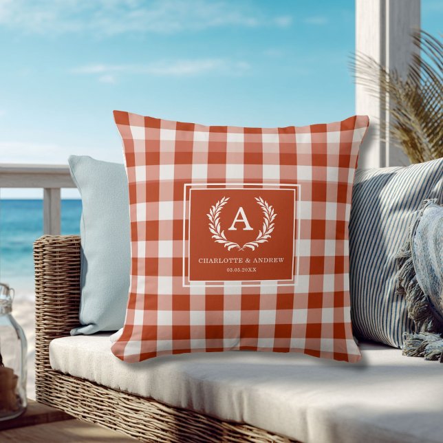 Coussin Blason de monogramme à carreaux orange-rouge (Brown Gingham Monogram Crest Throw Pillow)