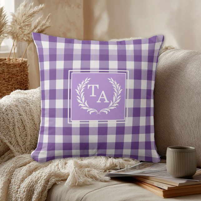 Coussin Blason de monogramme à carreaux violets (Purple Gingham Monogram Crest Throw Pillow)