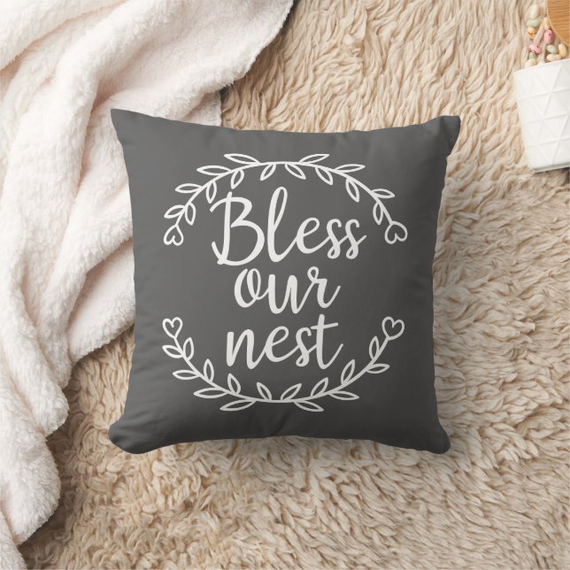 Coussin Bless Our Nest Farmhouse Grey Accent (Couverture)