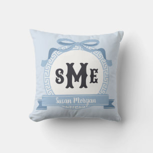 Coussin Bleu Ardoise Clair Monogramme à Ruban à Clés Grecq
