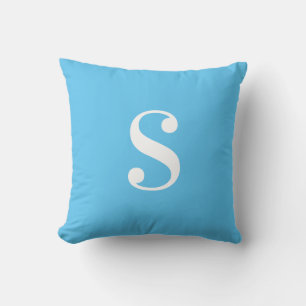 Coussin Bleu clair minimal avec grand monogramme blanc