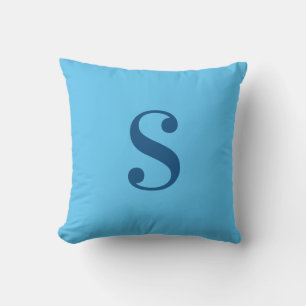 Coussin Bleu clair minimal avec grand monogramme bleu mari