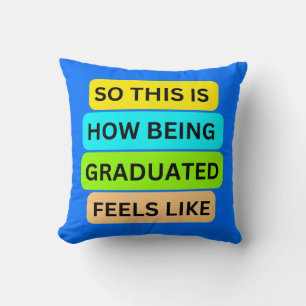 Coussin bleu clair SO_This_IS_HOW_BEING_GRADUATED