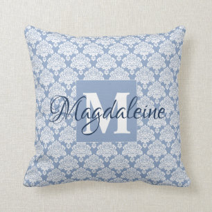 Coussin bleu de damassé avec le monogramme et le
