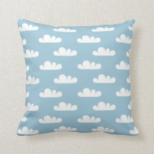 Coussin bleu de motif de nuages