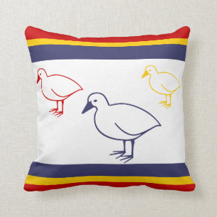 Coussin bleu marine, jaune, et canards rouges sur le blanc
