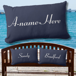 Coussin bleu marine personnalisé et nom blanc