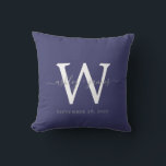 Coussin Bleu Nuit et Blanc Élégant Monogramme Cadeau de Ma<br><div class="desc">Coussin élégant de mariage avec votre texte gris en calligraphie chic manuscrite sur un fond bleu nuit. Ajoutez vos noms,  monogramme et date de mariage. Cadeau idéal pour de jeunes mariés. Créé spécialement pour vous par Happy Dolphin Studio. Pour toute aide ou produits assortis,  contactez-nous à happydolphinstudio@outlook.com.</div>