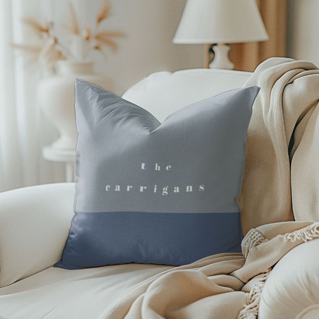 Coussin bleu outrepasser personnalisé (Dusty Blue Block Personalized Throw Pillow)