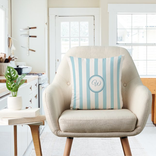 Coussin Bleu pâle Vintage brun avec initial (Créateur téléchargé)