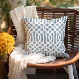 Coussin Bleu Poussiéreux et Motif de Treillis Blanc