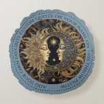 Coussin bleu rond céleste Sun Moon personnalisé<br><div class="desc">L'oreiller à jetons célestes, avec une illustration captivante des visages anciens du soleil et de la lune, conçu avec un mélange de mystique et d'élégance antiques. Le soleil, rayonnant et puissant, dégage de la chaleur avec ses teintes dorées, tandis que la lune, sereine et énigmatique, émerge une douce lueur bleue....</div>