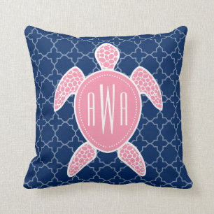 Coussin Bleu rose décoré d'un monogramme Quatrefoil de