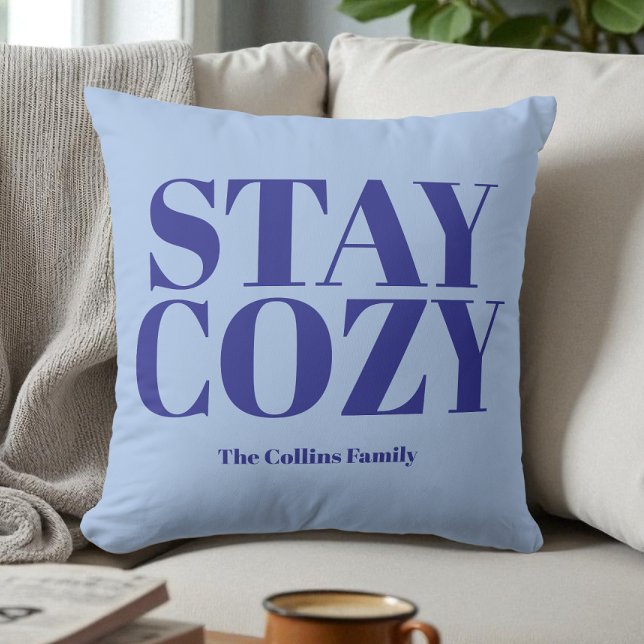 Coussin Bleu Séjour confortable Typographie Festive Nom Mi (Blue Stay Cozy Festive Typography Name Minimalist Throw Pillow)
