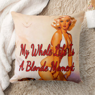 Coussin Blonde des années 1950 sur la plage par Gil Elvgre