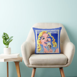 Coussin Blonde Mangeant une Glace Style Pop Art Coloré des