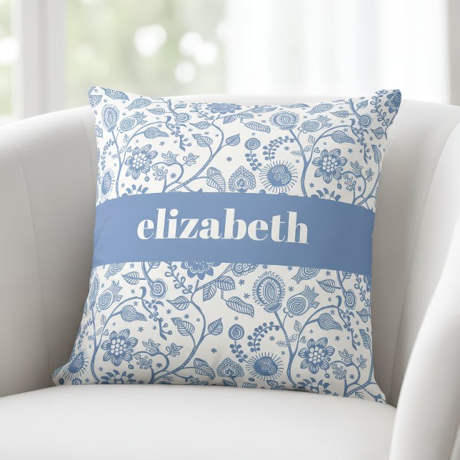 Coussin Blue and White Floral Botanical Custom Name Modern (Créateur téléchargé)