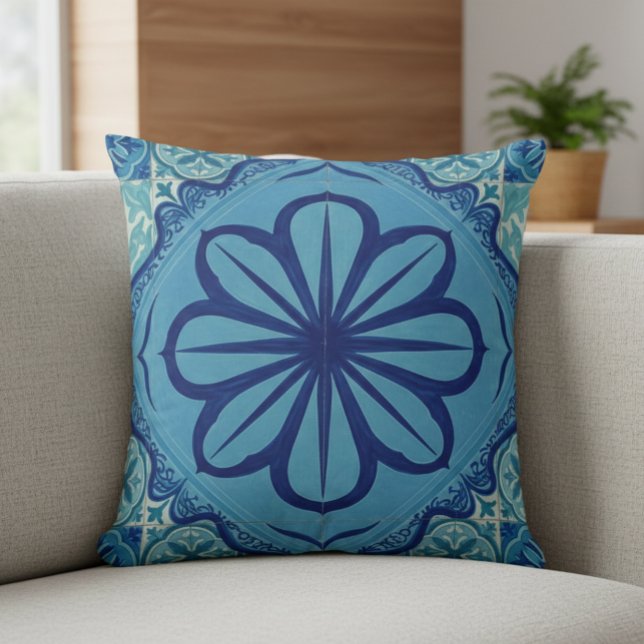 Coussin Blue Boho Throw Pillow with Large Flower Design (Créateur téléchargé)