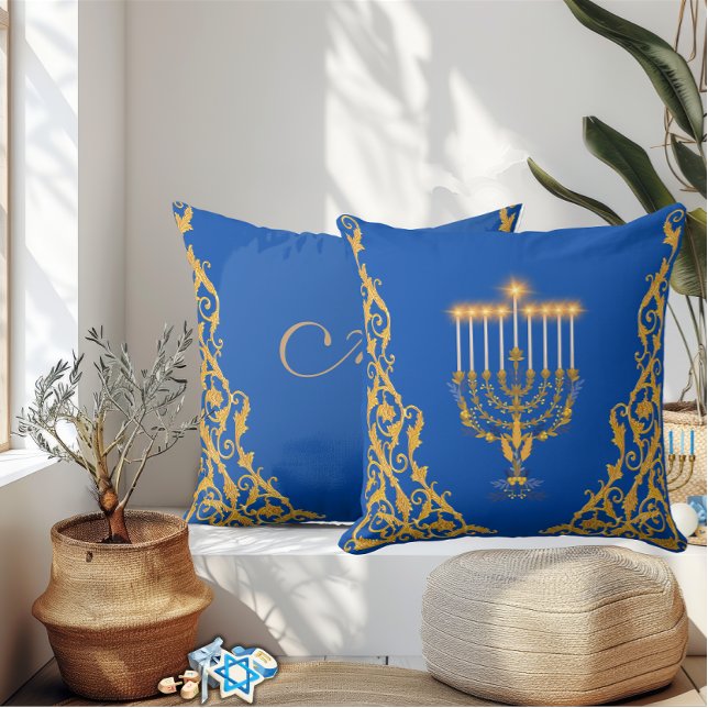 Coussin Blue Elegant Monogram Hanukkah Golden Menorah  (Créateur téléchargé)