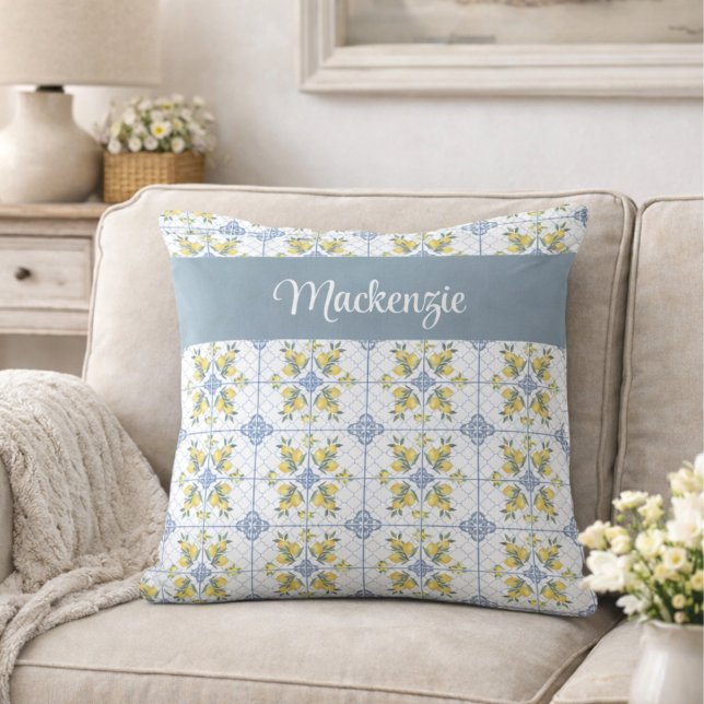 Coussin Blue Watercolor French Country Lemon Name Monogram (Créateur téléchargé)