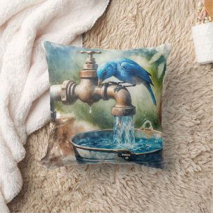 Coussin Bluebird sur un vieux Faucet