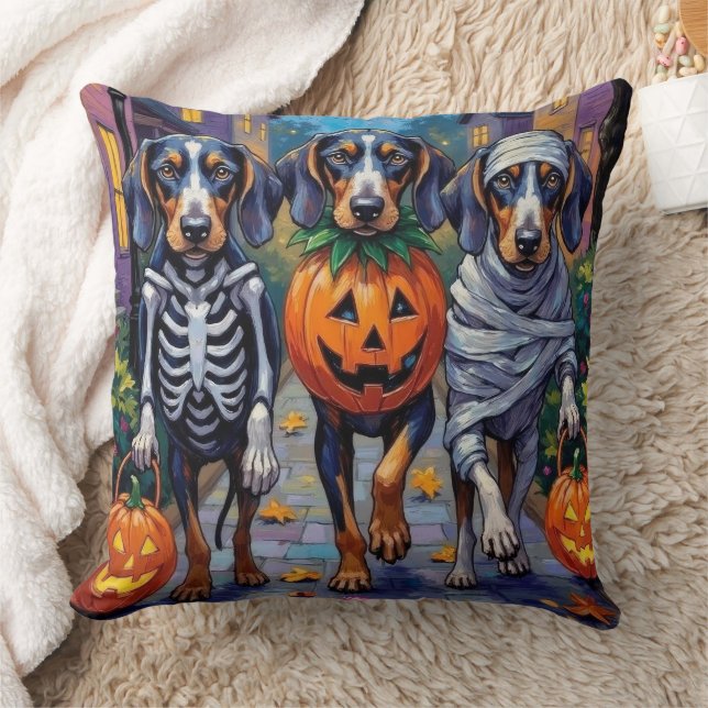 Coussin Bluetick Coonhound faisant Trick-or-Treating à Hal (Couverture)