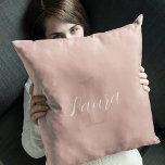 Coussin Blush rose écriture moderne nom monogramme féminin<br><div class="desc">Simple moderne rose poudré unique monogramme personnalisé et nom personnalisé coussin avec une écriture chic signature blanche.</div>