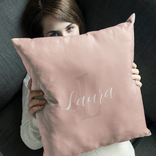 Coussin Blush rose écriture moderne nom monogramme féminin
