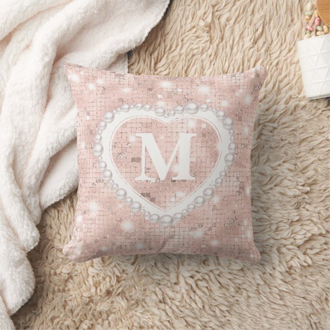 Coussin Blush Rose Perle Monogramme en forme de cœur  (Couverture)