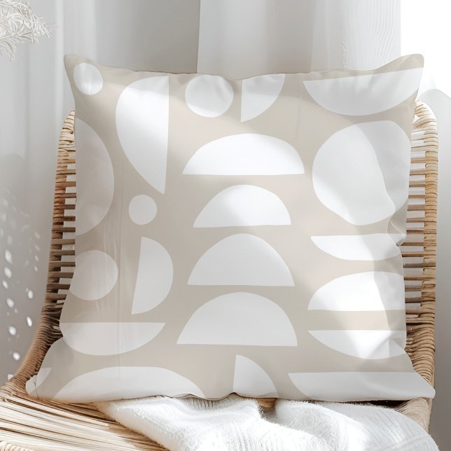Coussin Boho Beige Abstrait Phase de Lune (Boho Beige Abstract Moon Phase Throw Pillow in a sunny rattan armchair)