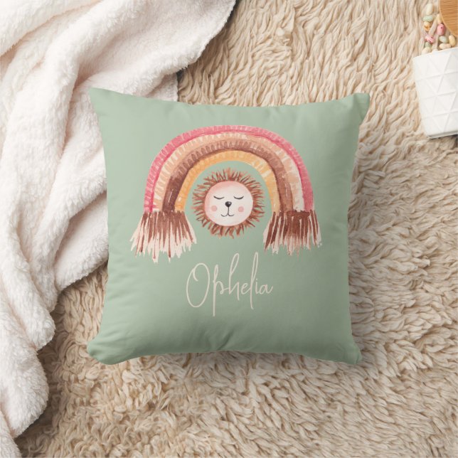 Coussin Boho Chic Rainbow Lion Nom du bébé Sage (Couverture)