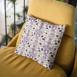 Coussin Boho de vaches pourpres et de fleurs<br><div class="desc">Boho et coussin rustique avec illustration dessinée à la main d'arcs et de fleurs aux couleurs violettes.</div>
