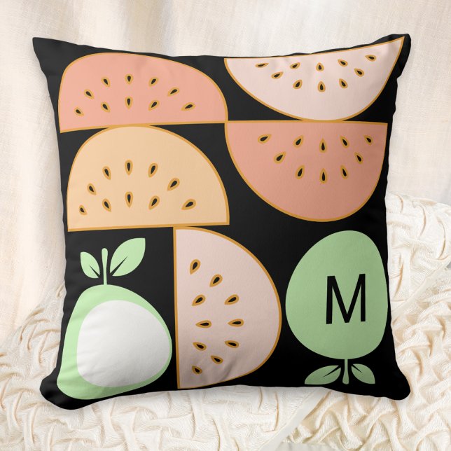 Coussin Boho Géométrique Fruit Monogramme Moderne du Milie (A monogrammed throw pillow inspired by mid-century modern style, with melon and apple fruit shapes)
