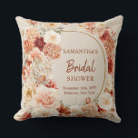 Coussin Boho jardin d'automne épices orange beige rouille<br><div class="desc">L'esprit d'un jardin d'automne boho, le design de l'oreiller aux épices orange, beige et rouille, rend la chaleur et la vitalité de la saison. Parfait pour la papeterie de douche nuptiale, cette palette de couleurs invitante ajoute une touche d'élégance confortable à toute célébration. Les tons terreux et les motifs délicats...</div>