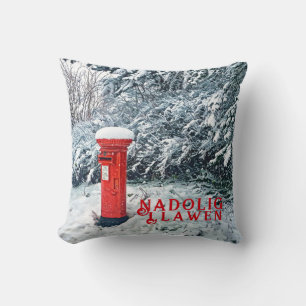 Coussin Boîte postale rouge traditionnelle et neige sur le